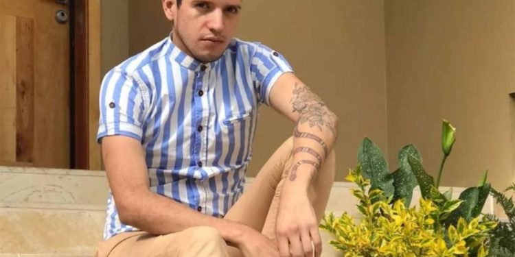 He left Venezuela for the US, dreaming of a career in cosmetics. He was deported to a Salvadoran prison